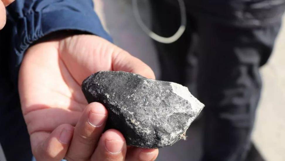 新疆一牧民发现17吨重陨石,最近新疆发现的最贵的陨石