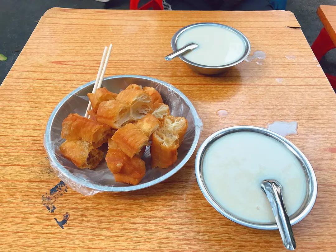 柳州10元一碗粉多菜,柳州最多配菜的螺蛳粉