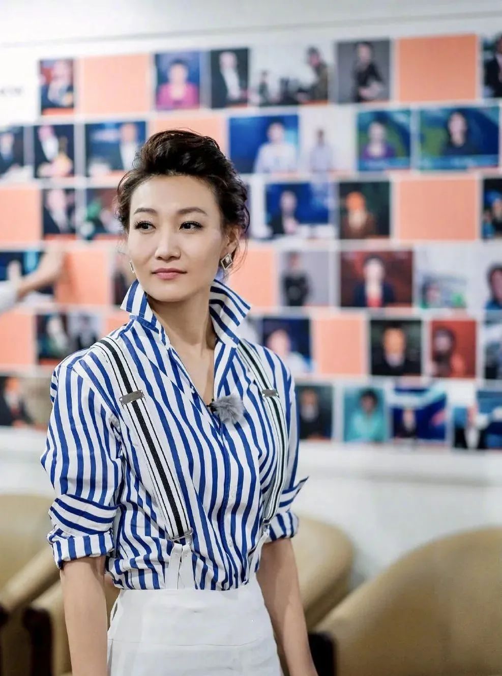 “*款贷**上班”20年，44岁仍单身，低头念稿又嘴瓢的她却收获全网好评