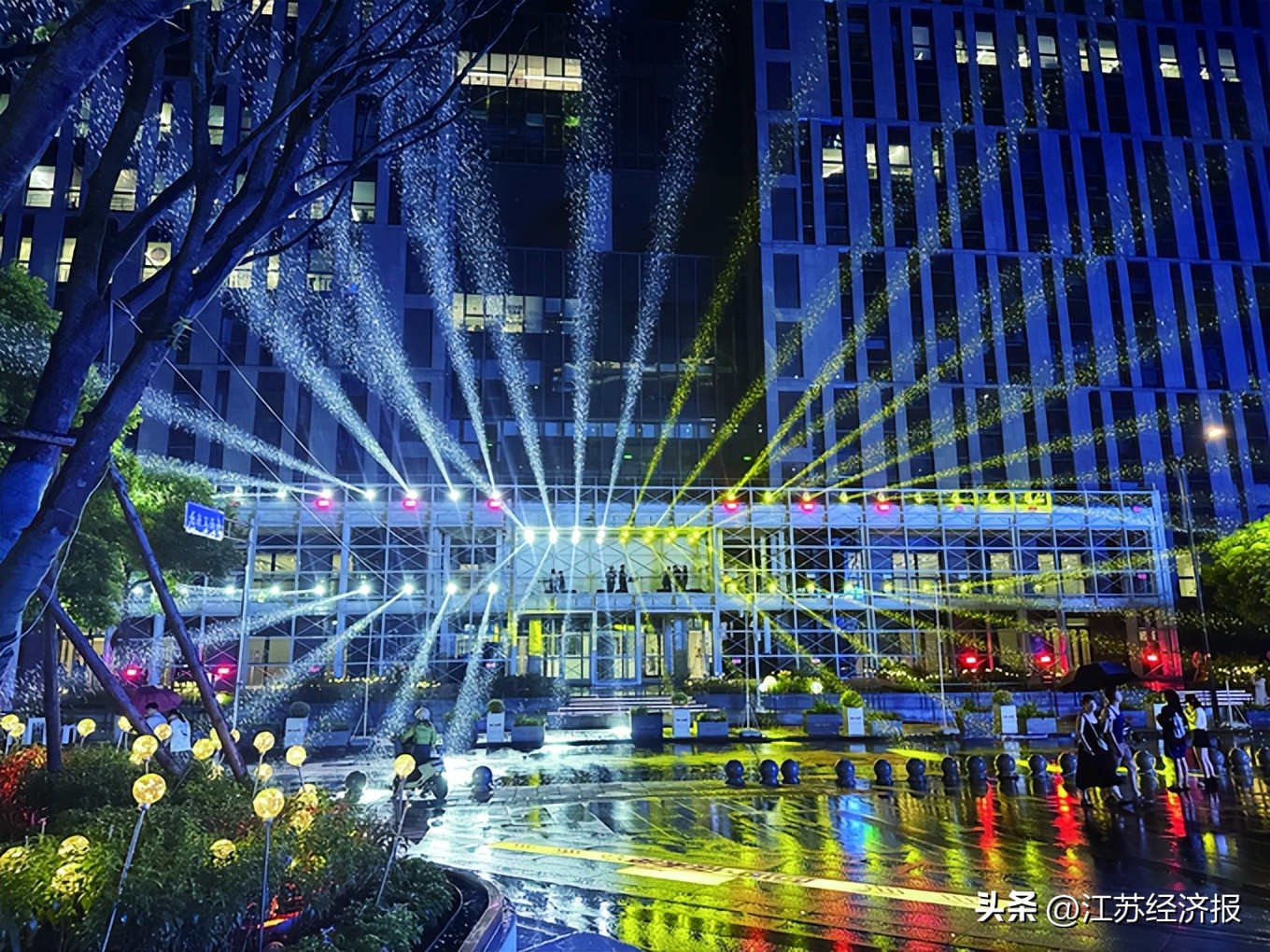 两架马车拉动经济,促就业稳增长三驾马车一起上