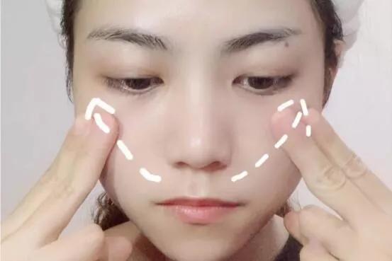 女人过了40岁护肤越简单越好！睡前坚持这4个习惯，延缓衰老