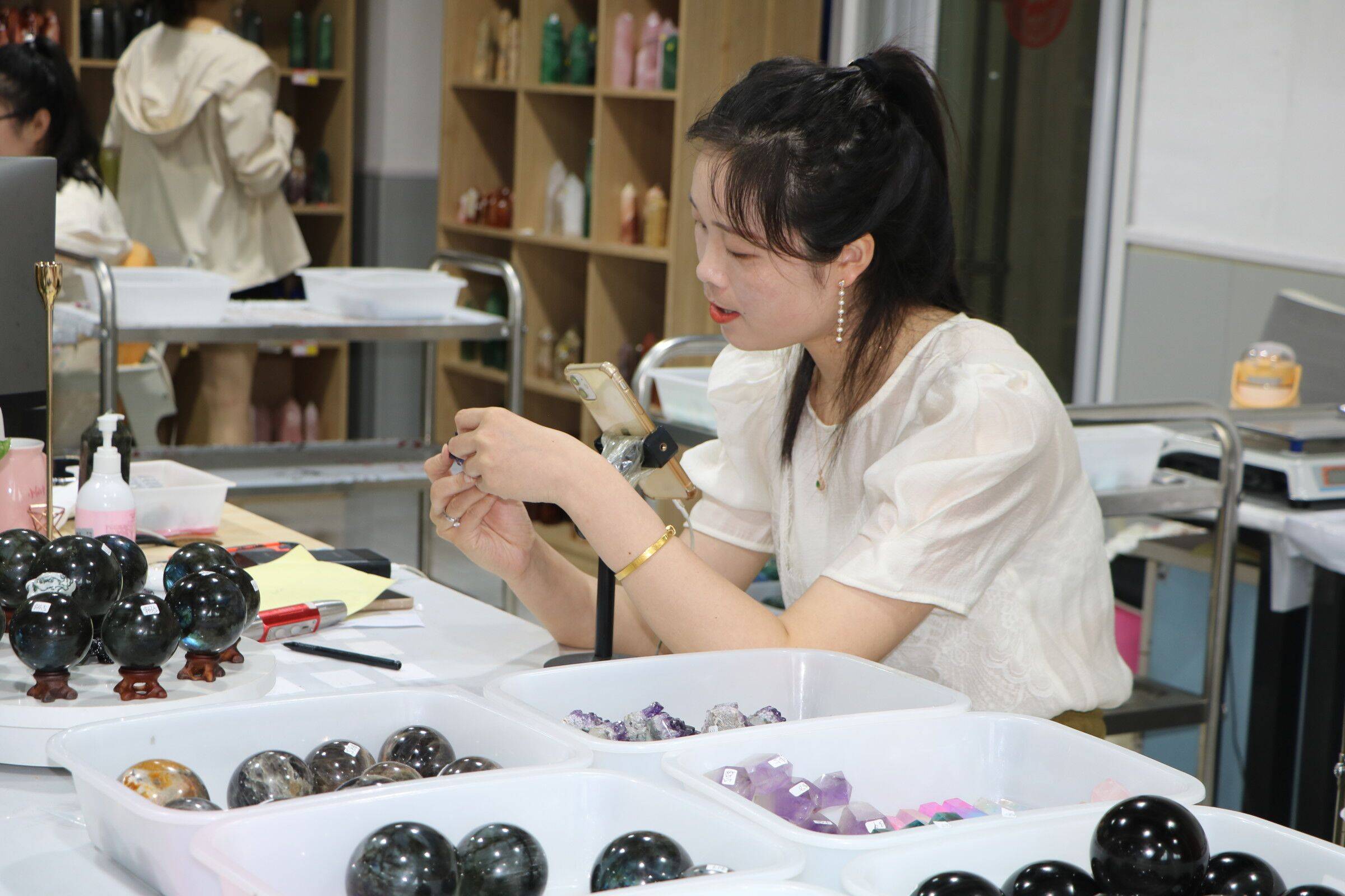 江海大“互联网+电商”团队第三站——东海水晶文化创意产业园