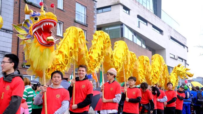 全球7亿人庆祝的“绿帽节”，节庆经济与文化认同的双赢典范