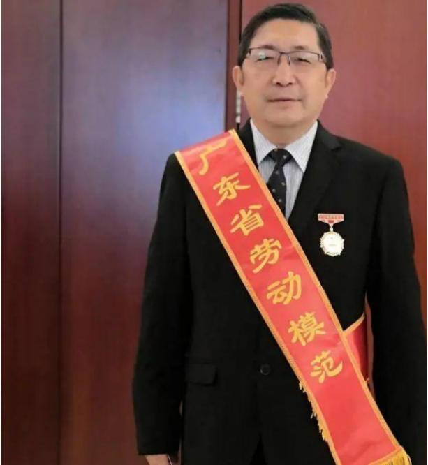 飞机上吸尿救病人,飞机上吸尿救人医者仁心令人动容