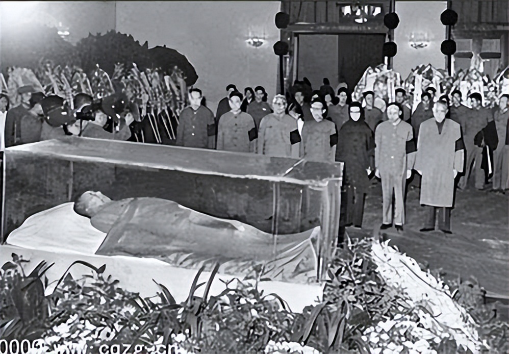 毛主席遗体四十多年不腐，防腐花费引发质疑，工作人员揭开内幕！