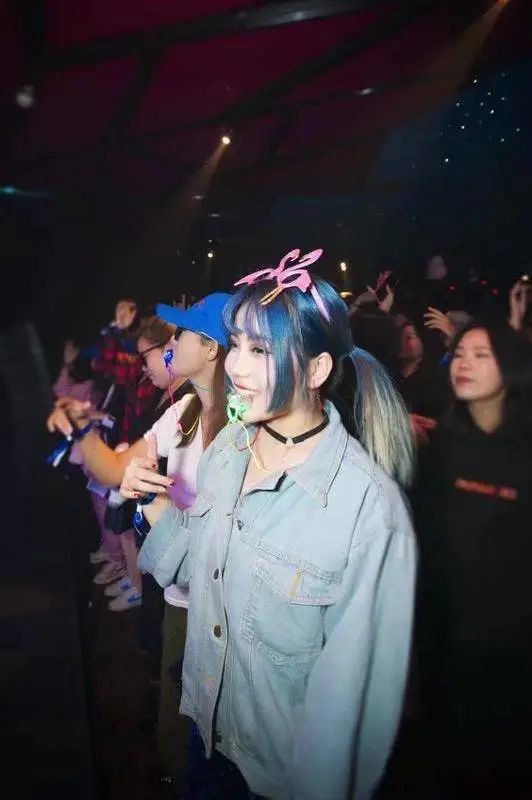 我们和一位专业气氛组小姐姐，聊了聊真实的夜店