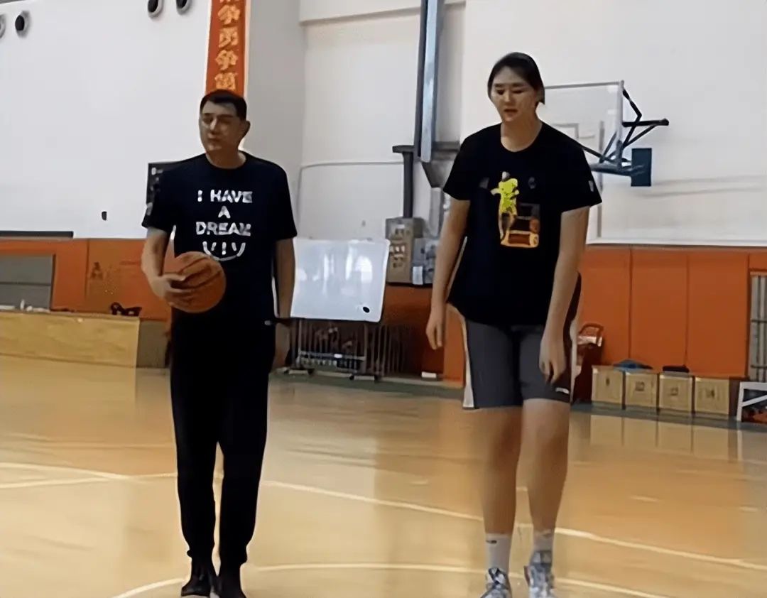 山东“女姚明”张子宇14岁已跟姚明一样高，姚明女儿都没她能长