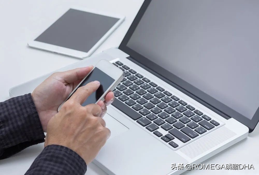 手机不离手导致视力下降,睑板腺功能障碍最坏后果