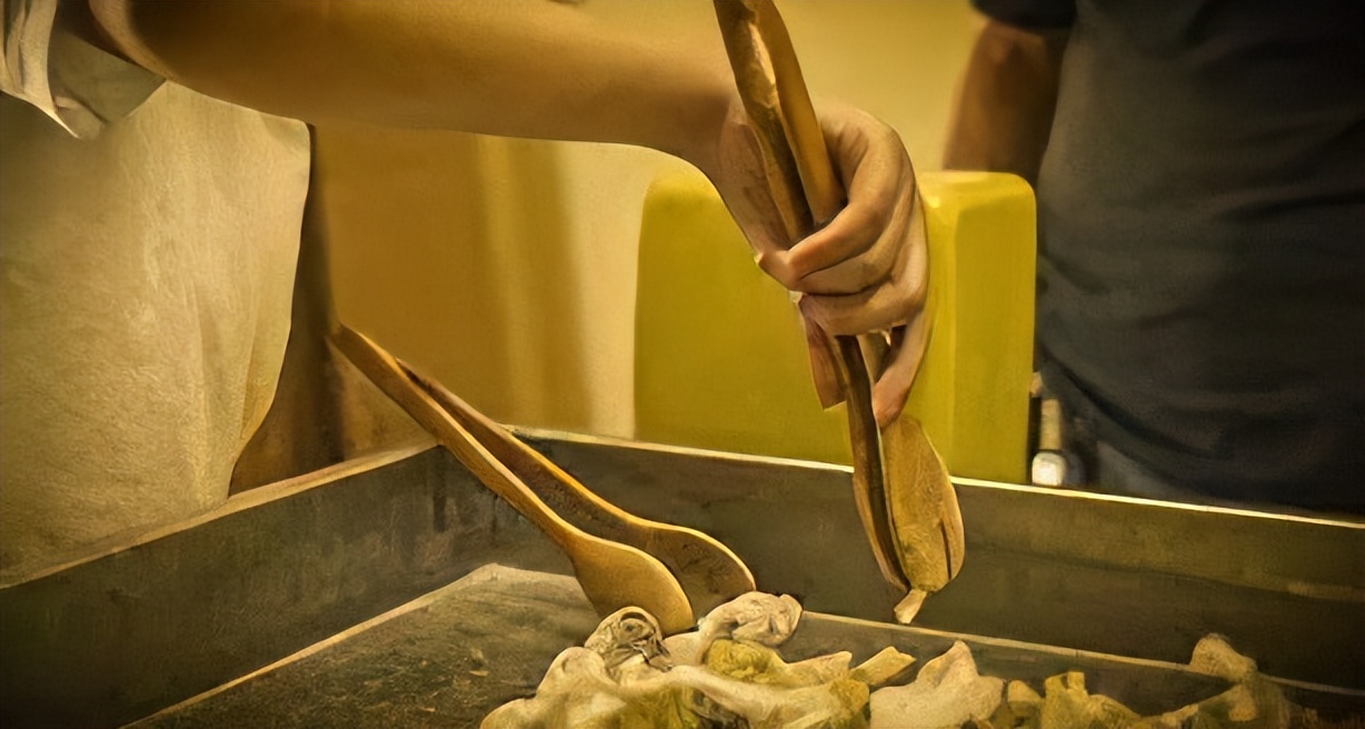 人体最坚硬的部分是牙齿,人体中最坚硬的部位不是头骨吗