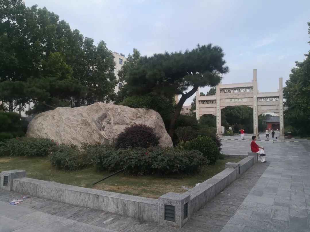 谢先莹、马士龙：大学门口为什么大都放块巨石