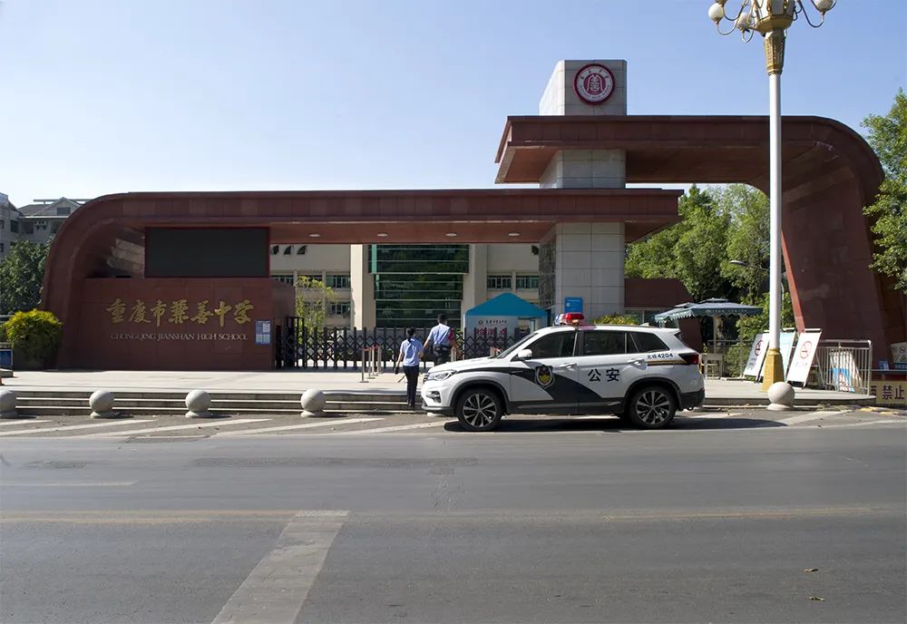 致敬交警烈日下的坚守作文,致敬烈日下的守卫人