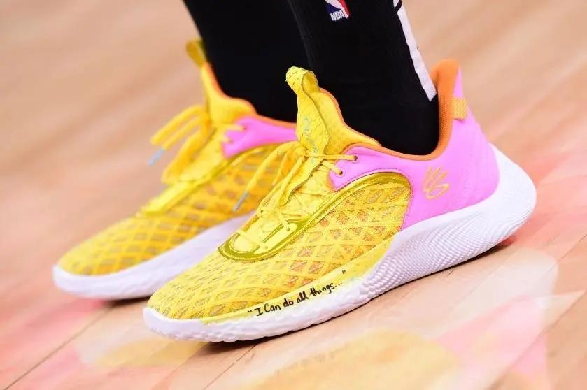 库里成了历史三分王，UA啥时候能超越耐克？