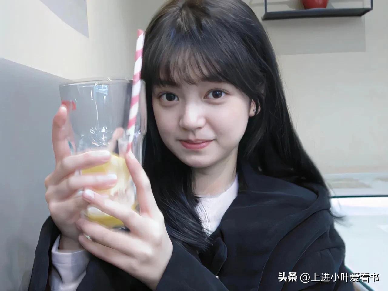 “你要送给我？”他轻笑点头。“那我以后我出门岂不是很威风。”