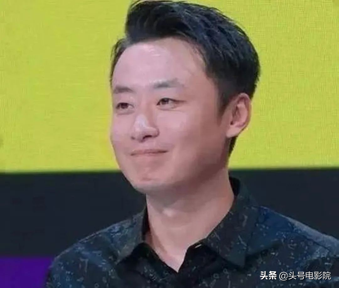 《魔幻手机》男主39岁当出租车司机？马路边吃盒饭，曾演葛优儿子