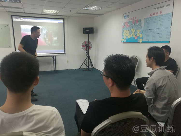 怎么解决当众发言脚抖问题,如何克服当众发言腿抖