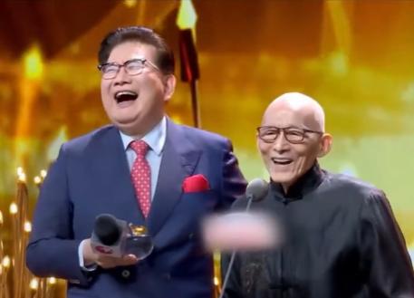 90岁游本昌说奖杯是负担,90岁游本昌获终身成就奖现场