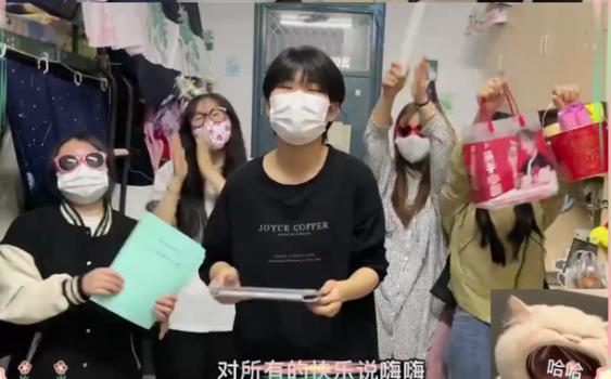 当代大学生封校日常谈恋爱,外网评论当代大学生封校日常