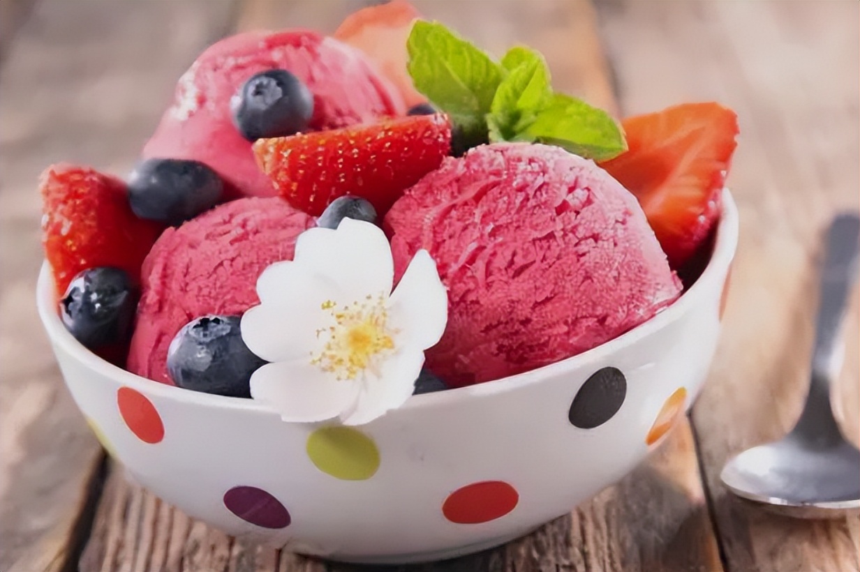 女性一来例假就会“爆痘”？如何改善姨妈痘的情况？了解无坏处