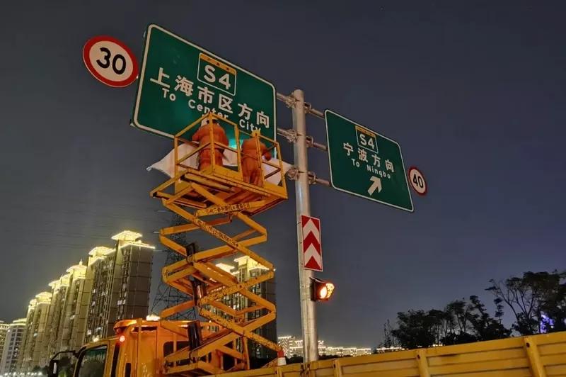 道路坑洼导致车胎破损保险能报吗,路面凹坑导致爆胎怎么赔偿