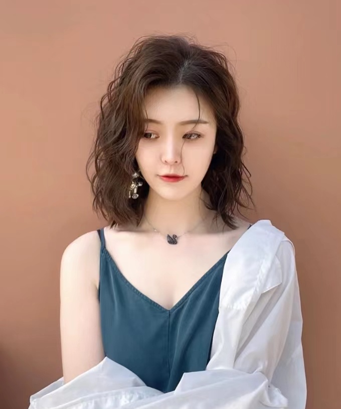 秋冬烫染发型中短发,秋冬披肩发造型短发