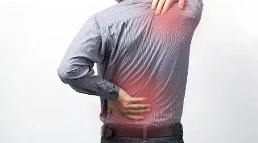 男子*丸睾**疼痛,放射到两边肾脏,医生像盘核桃一般,为其揉搓检查