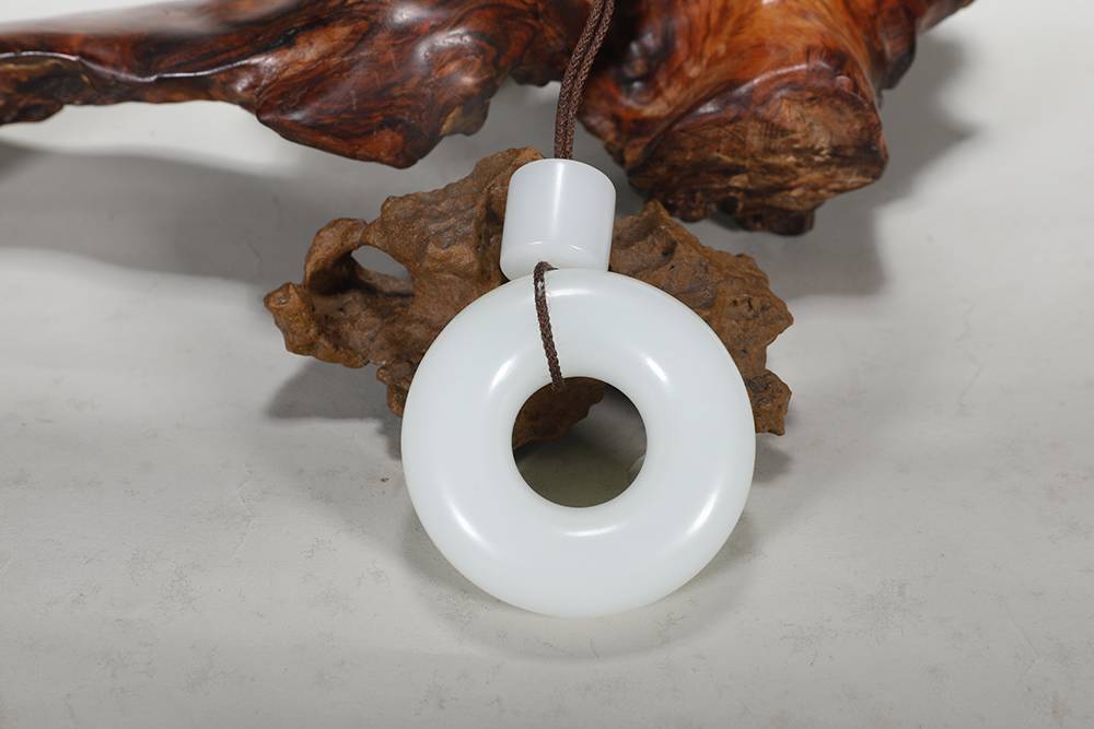 苏然玉雕的作品值得收藏么,王平和苏然哪个玉雕大师名气更大