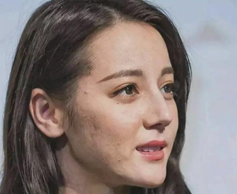 没了美颜滤镜，谁在装嫩一目了然，麒麟臂、水桶腰、满脸皱纹沟壑