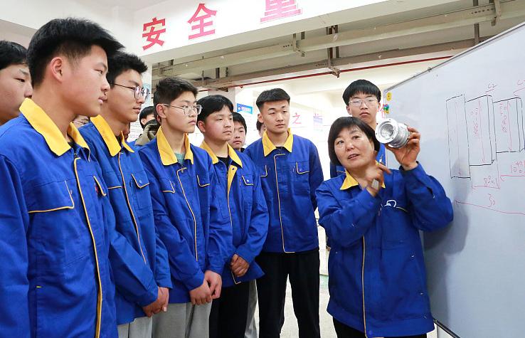 中专刚刚毕业出来想学个手艺,职校的学生醒悟了开始努力学习