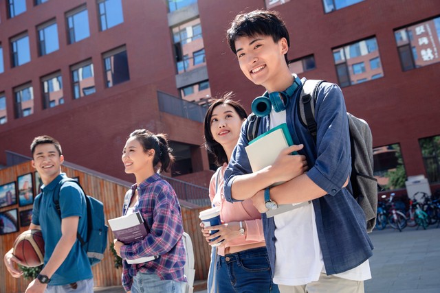 大学生该不该花家里钱,大学该不该拼命赚钱