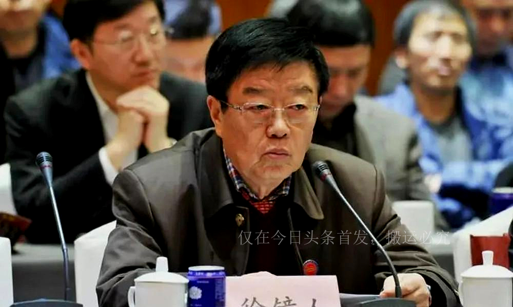 他是民企“药王”，一年卖800亿，工厂建得像故宫，却坚持不上市