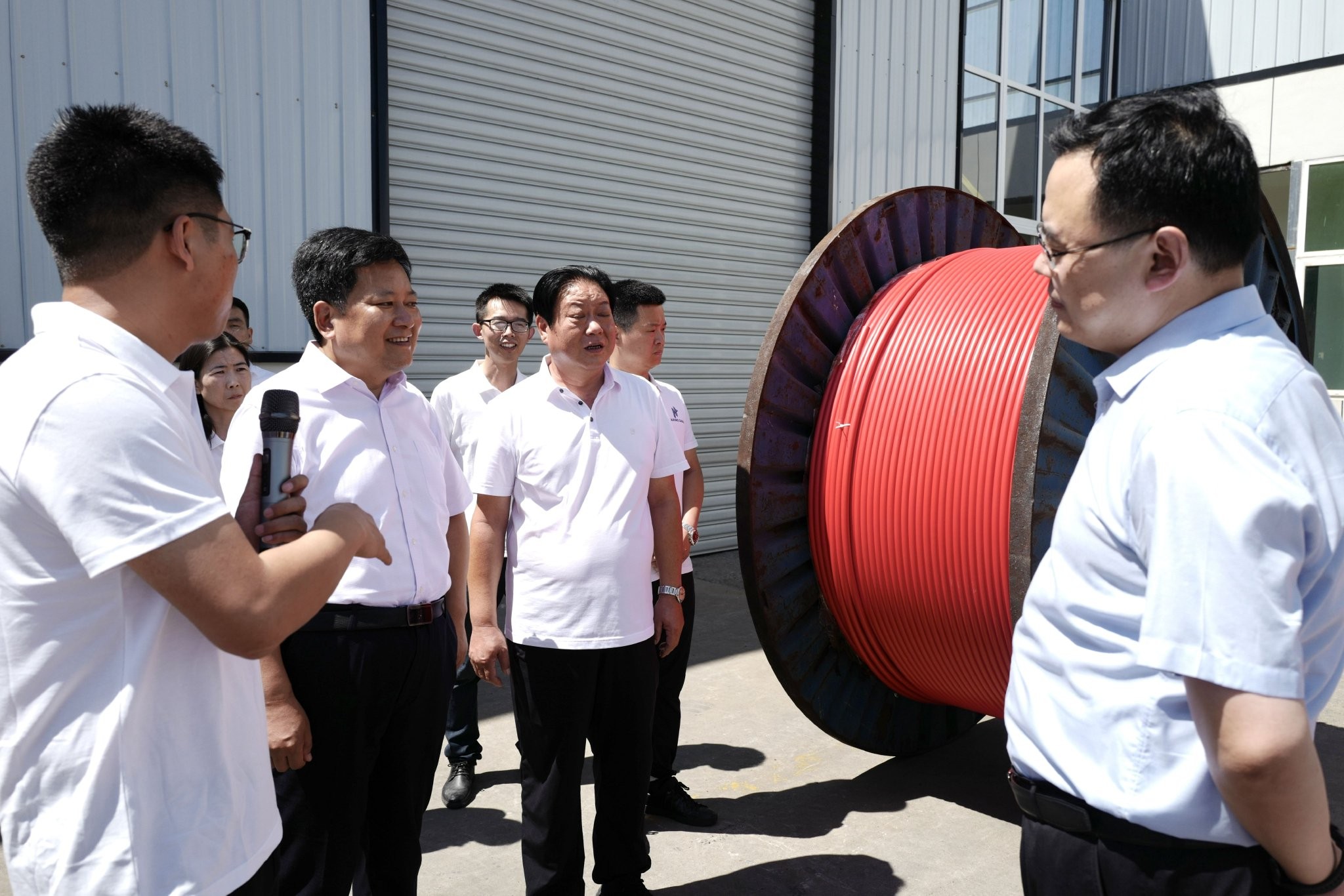 走进华星电缆观摩“特种新型新能源铝合金光伏电缆”重点项目