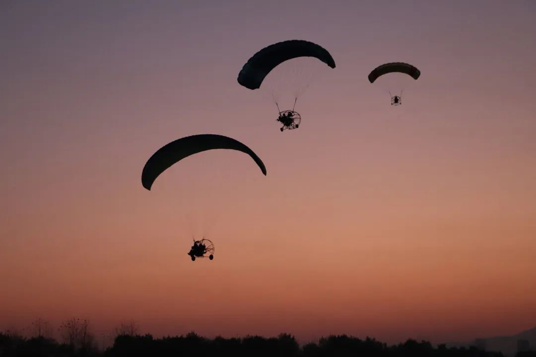 全羊宴烤乳猪、神秘矿坑、湿身派对…有趣不扎堆,假期支棱起来吧