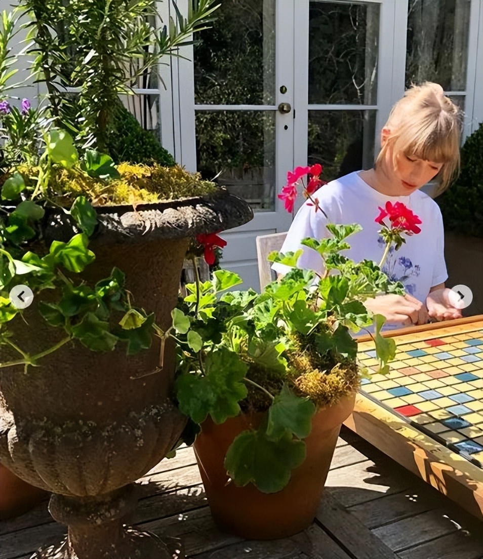 泰勒斯威夫特谈了六年的男友,泰勒斯威夫特与男友十指紧扣