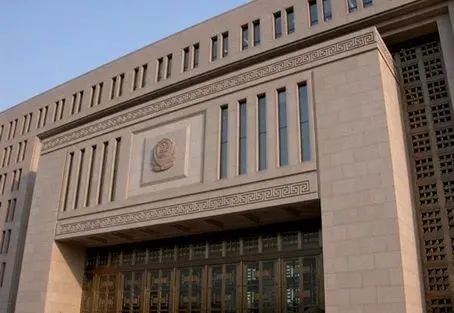 3岁女儿一眼认出爸爸雕像含泪,三岁女儿竟一眼认出爸爸的石像