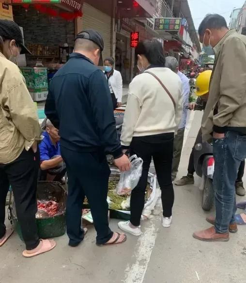 老婆从菜市场买回鱼,农贸市场野生鲫鱼