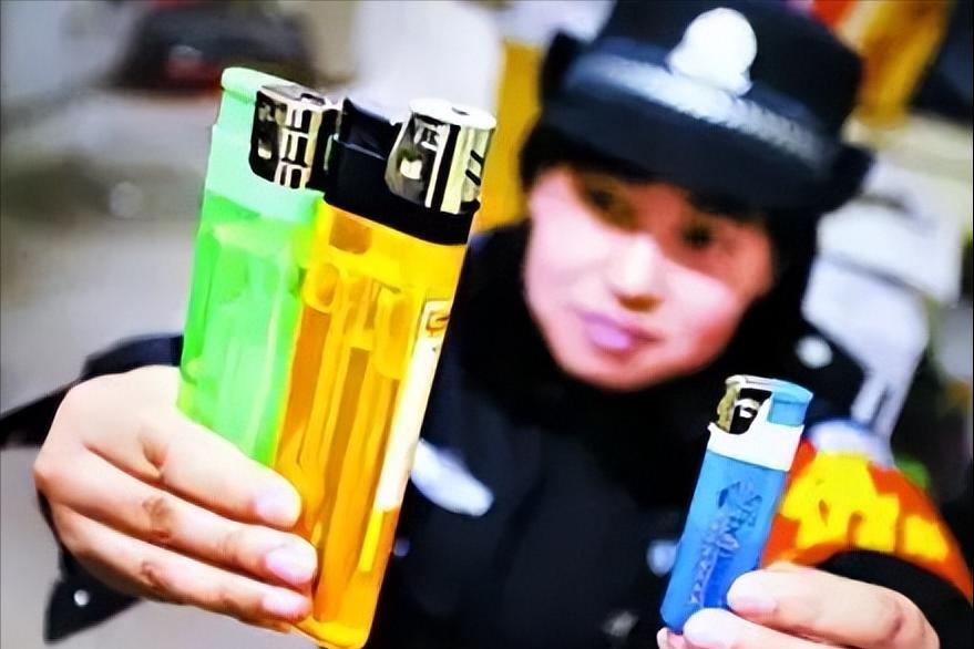 济南，杨先生携带二锅头一瓶和五个打火机乘坐高铁，被铁路阻止进站。杨先生起诉铁路公司