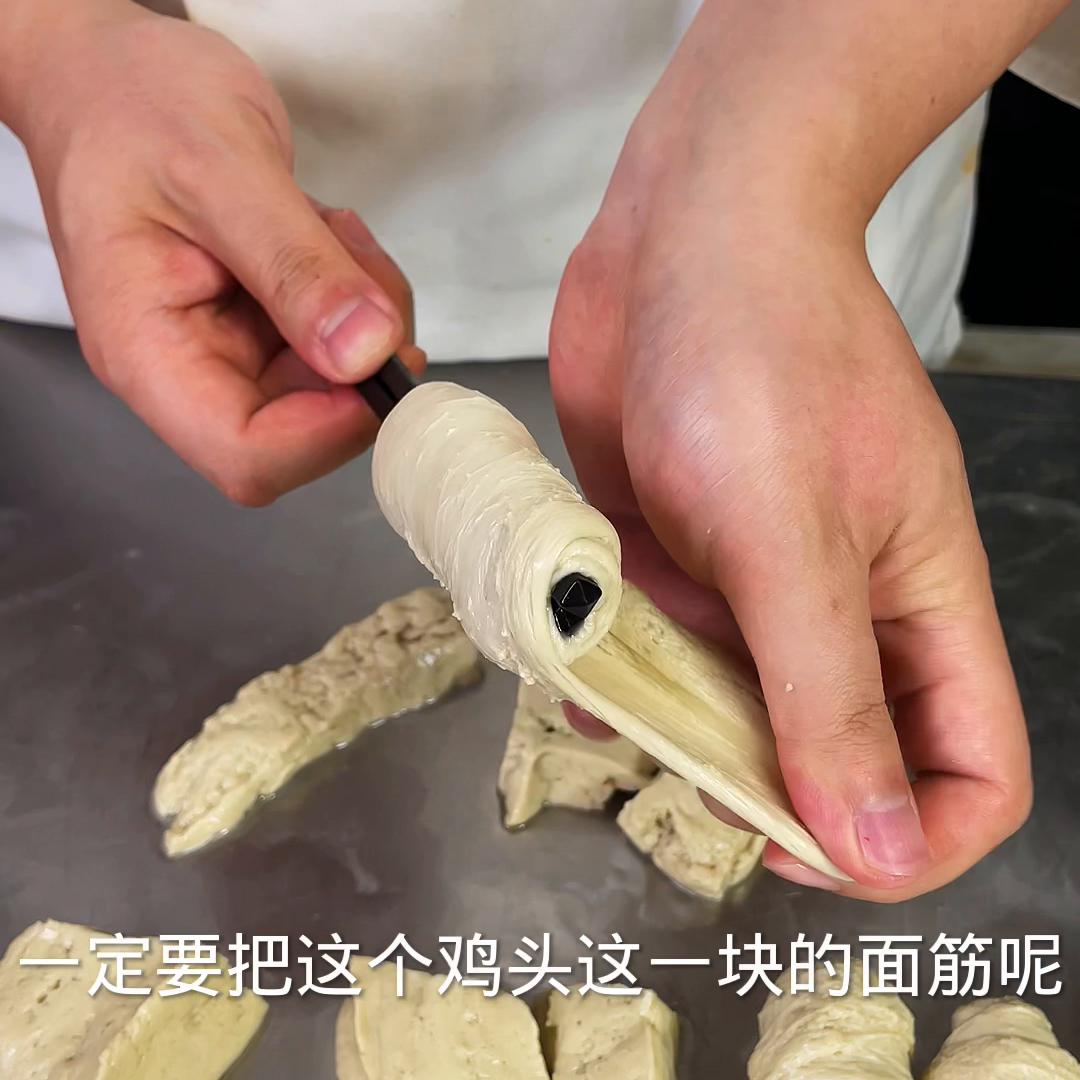 夜市烤面筋制作视频,路边摊的烤面筋是用什么做的