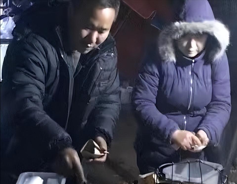 湘潭大学女教授和校门口摆摊的丈夫，女教授：他都是为了我