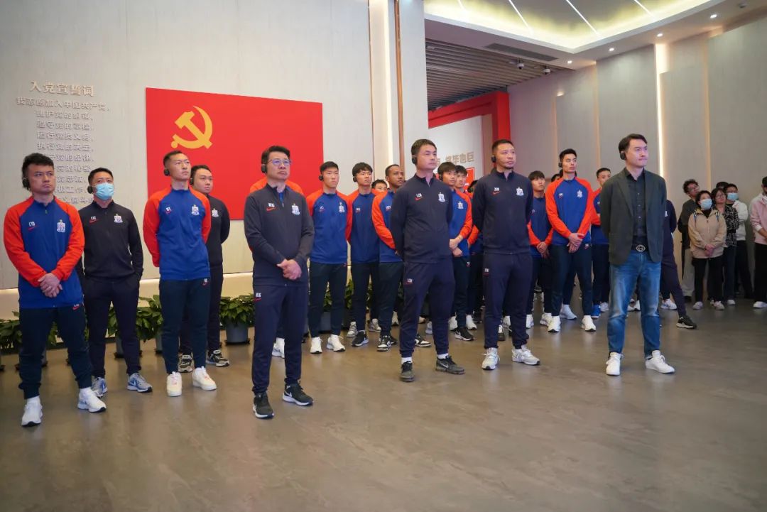 申花一线队集体瞻仰*共中**一大会址重温*党**史牢记初心再起征程