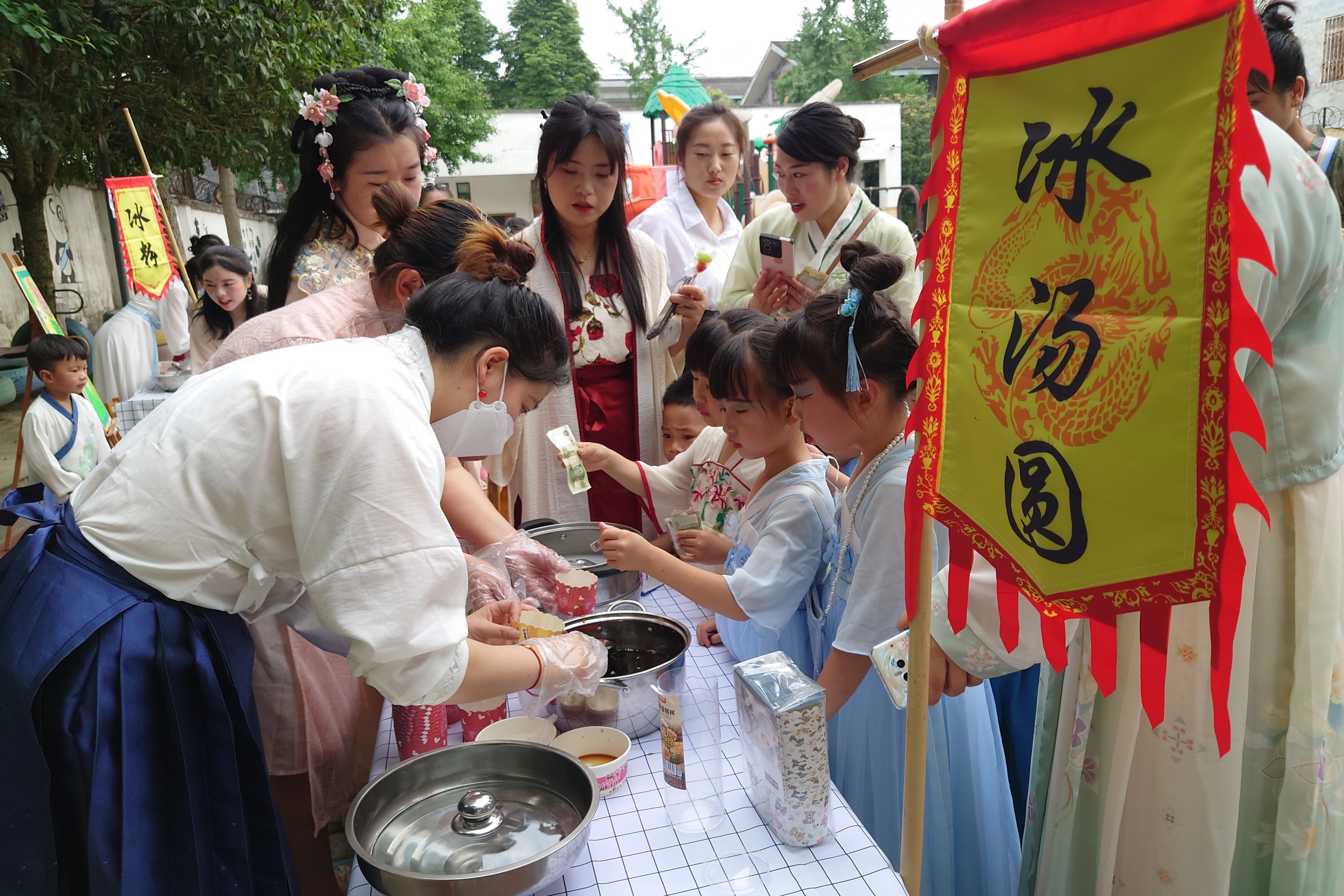 用歌谣赞美童年，用鲜花妆点童心——都江堰市各中小学、幼儿园开展丰富多彩的“六一”庆祝活动