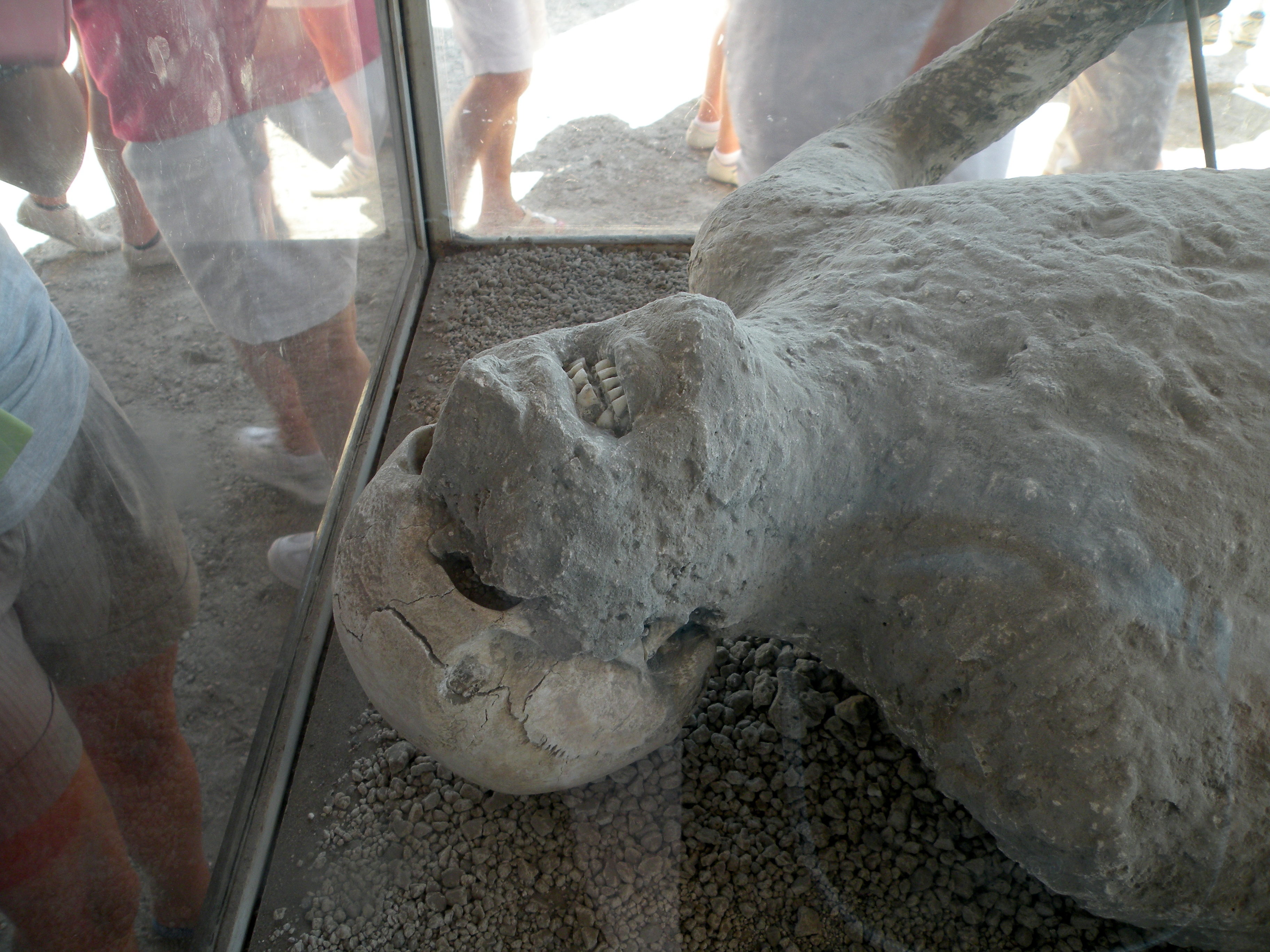 如果人被埋在土里如何自救,如果你被埋在地下怎么办