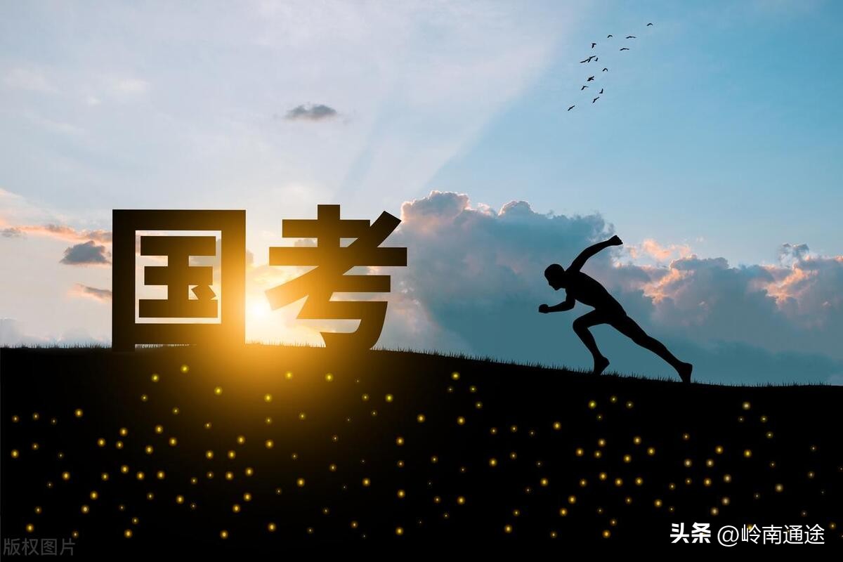 公务员考试自我介绍简短范文,公务员优点和缺点的自我介绍