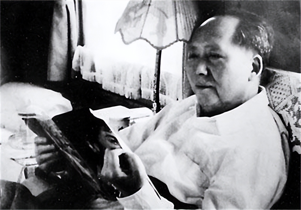 1936年，邓华缴获五箱白金龙烟，只给主席一支，毛主席：财不外露