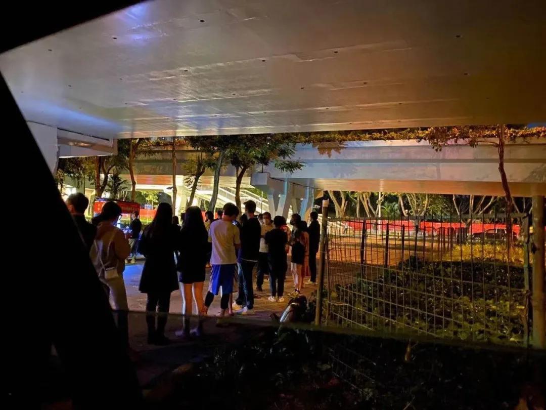 “股东们，那个男人又摆摊了！”