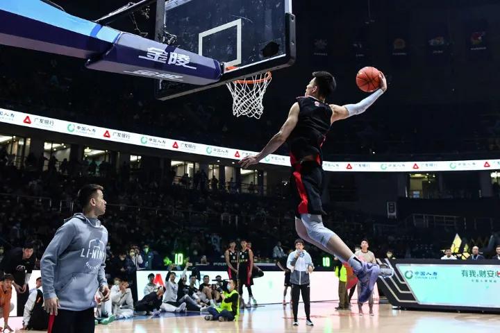 辽宁男篮张镇麟是谁儿子,辽宁男篮张镇麟球迷为什么叫金金