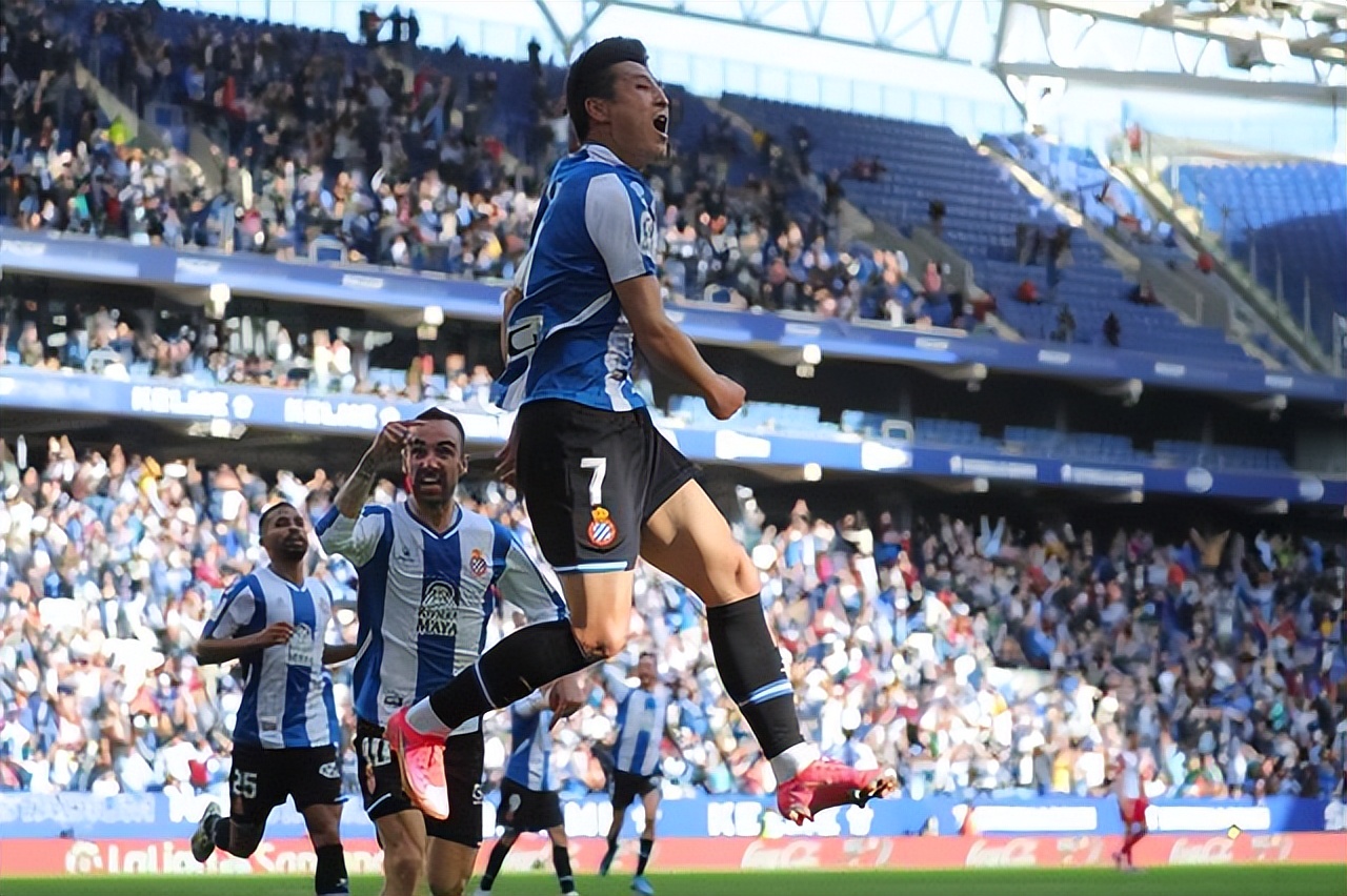 武磊绝杀塞尔塔全场高喊武磊,武磊塞尔塔凌空斩破球荒