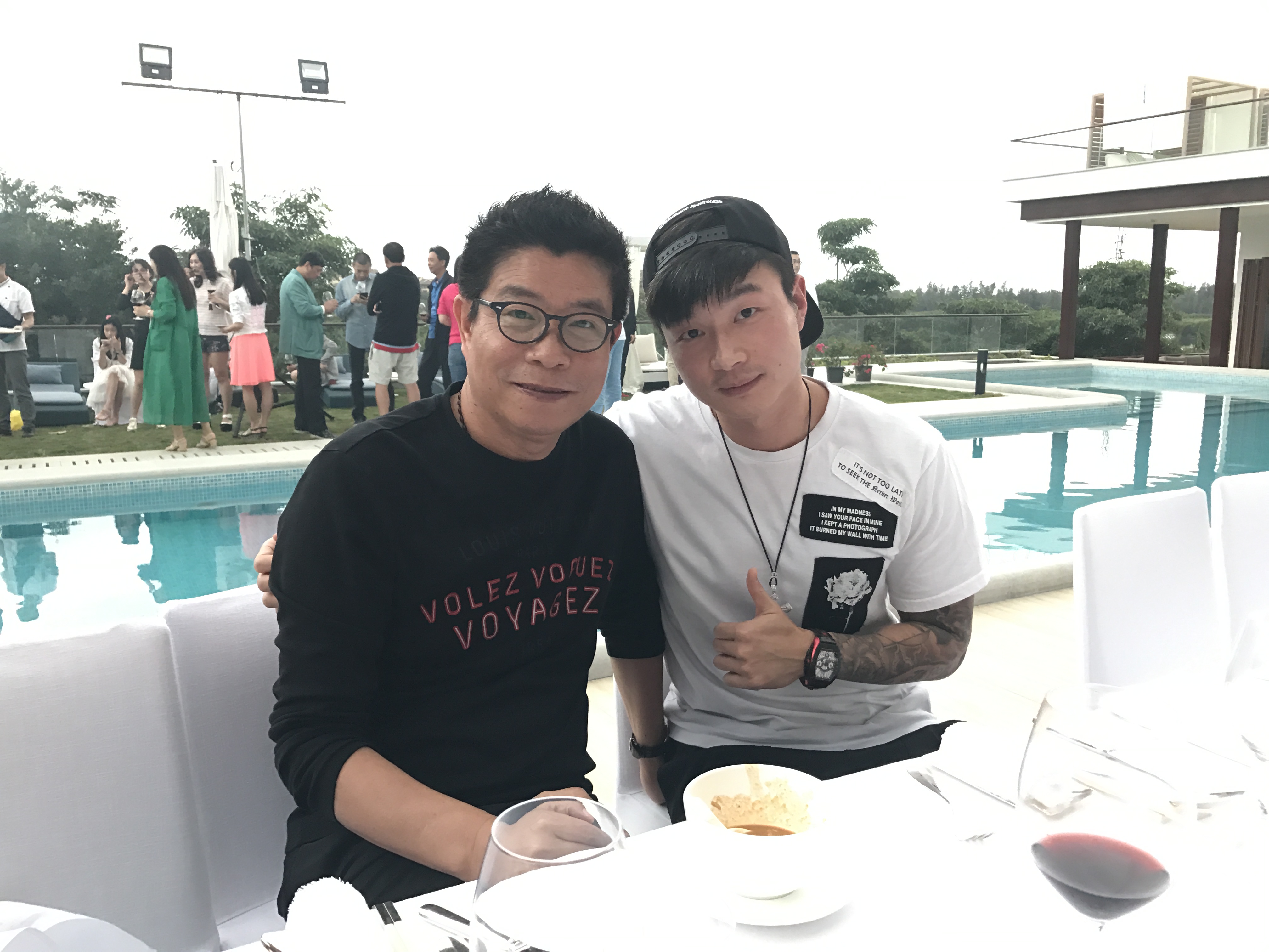 他被称为最强风水师，一言不合就砸助理，用鞋底子抽老婆的脸！