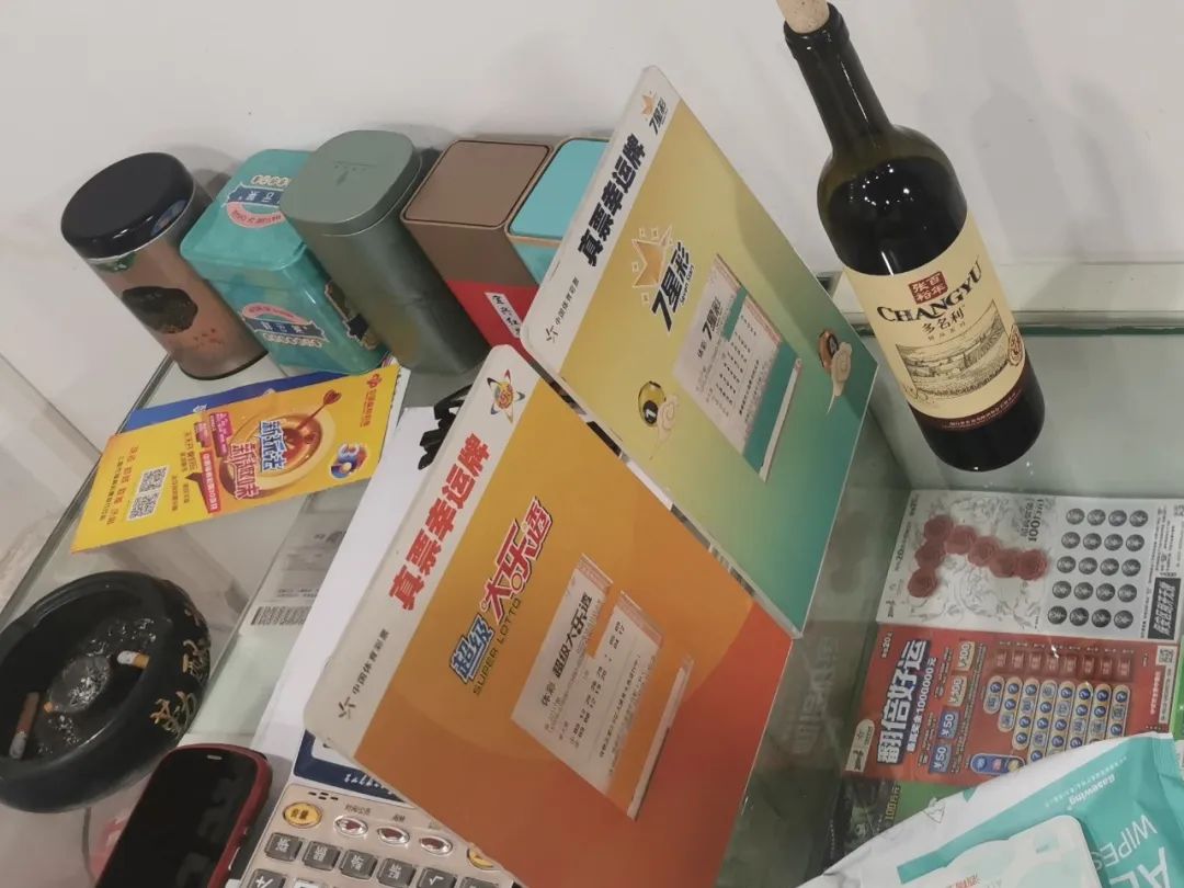 世界杯小伙子买彩票,世界杯彩票大爷