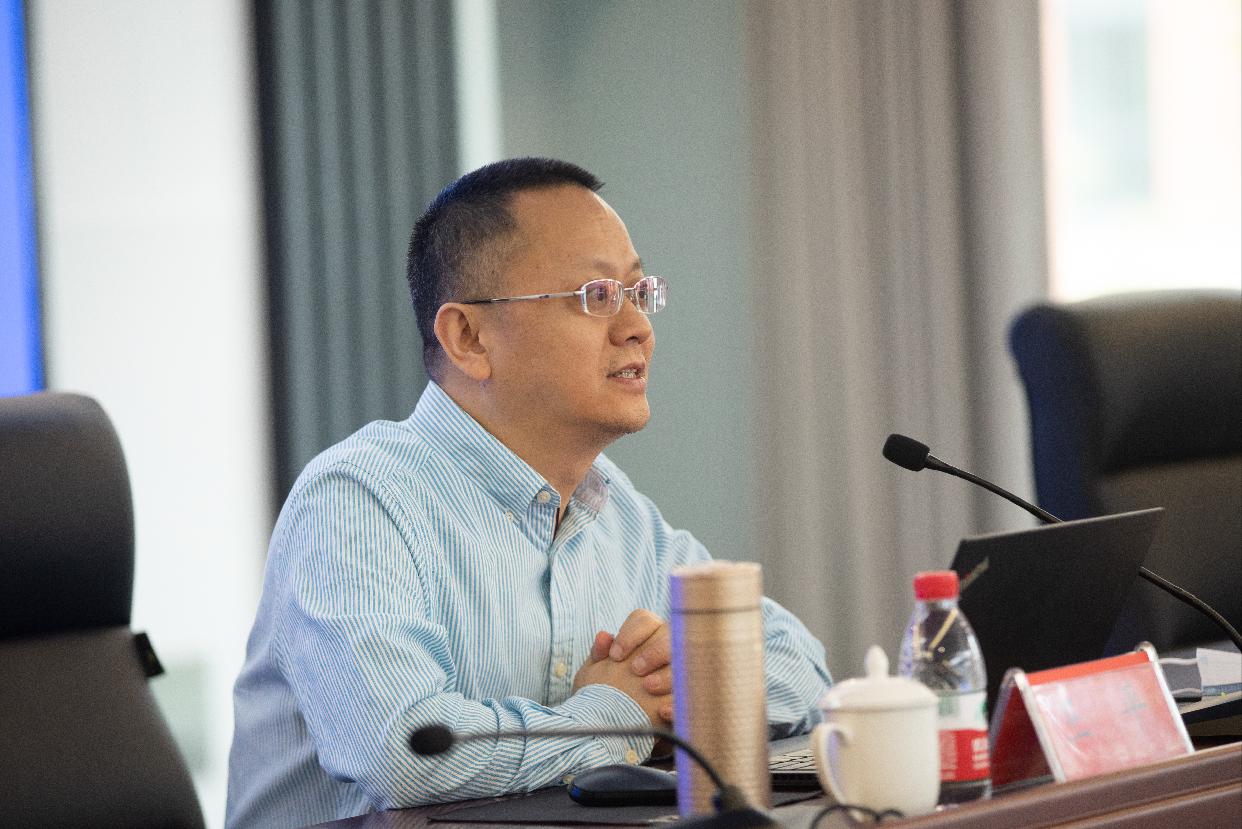 既要抬头看路又要低头干活,既要抬头看路又要低头拉车