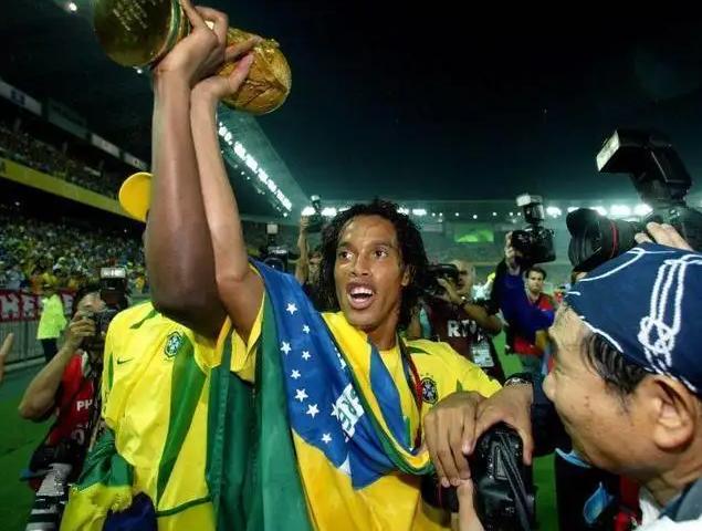 贫民窟里产凤凰，他们没有特供的海参，却成了顶级球星